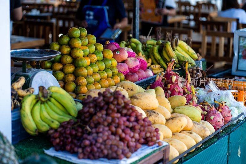 在泰国里比岛的一个日间市场上，一排排新鲜水果