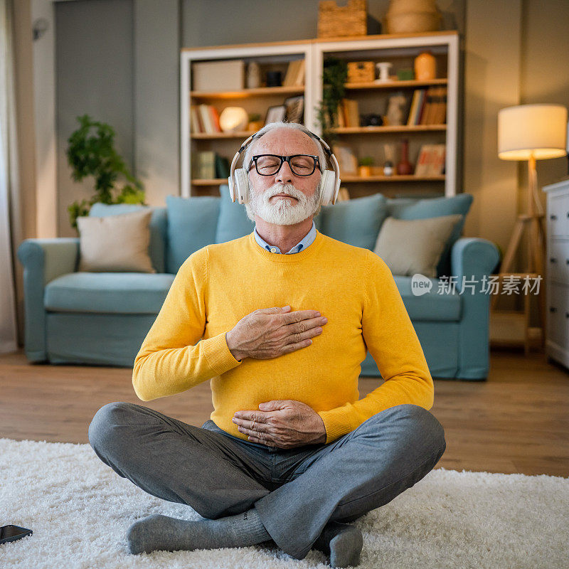 成熟的老年男子在家练习引导冥想的表现