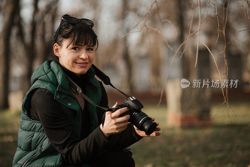 一个带相机的女人的肖像