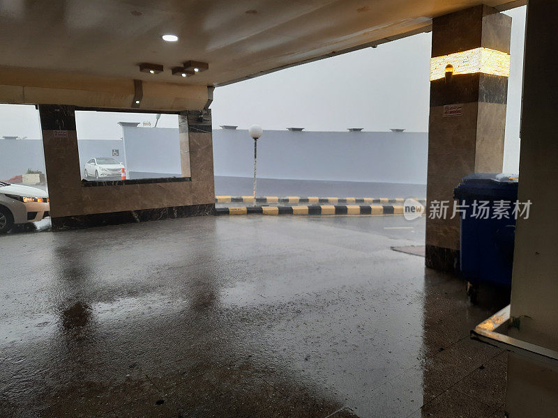 沙特阿拉伯，巴哈，法赫德国王医院入口，在一个下雨的冬日
