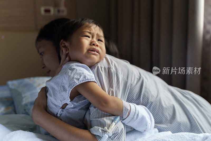 亚洲母亲在医院照顾生病的小儿子。