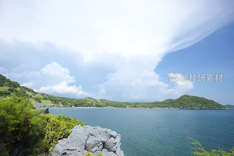 从高思昌岛西海岸的海角俯瞰海湾和帽滩海滩全景