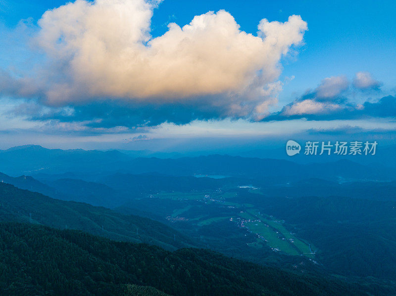 在蓝天白云的群山中俯瞰蜿蜒的道路