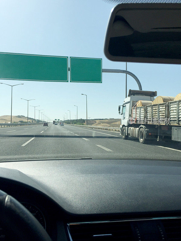 在没有交通标志的高速公路上开车