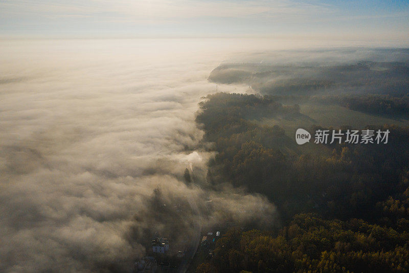 晨雾鸟瞰图。秋季风景无人机摄影。十月。保护自然。黎明