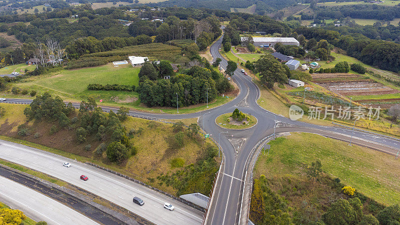 高速公路交界处环岛鸟瞰图