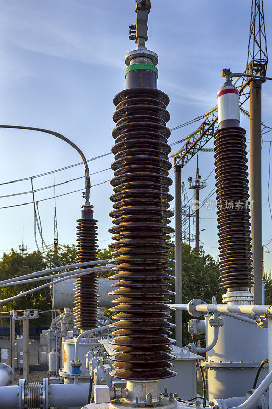 高压变压器上的绝缘电缆与发电厂变电站电气设备的连接电缆。