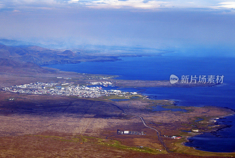 格林达维克镇和雷克雅内斯半岛海岸鸟瞰图，冰岛火山烟雾蔓延