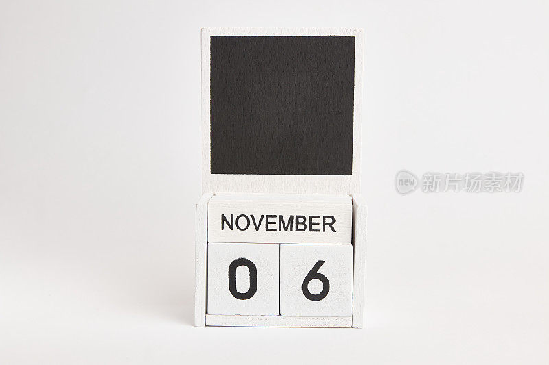 日期为11月6日的日历和设计师的地方。说明某一特定日期的事件。