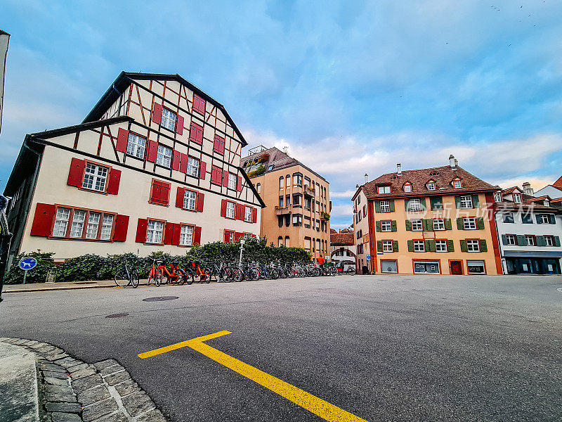 巴塞尔的建筑与半木结构房屋和自行车停放在户外自行车架上