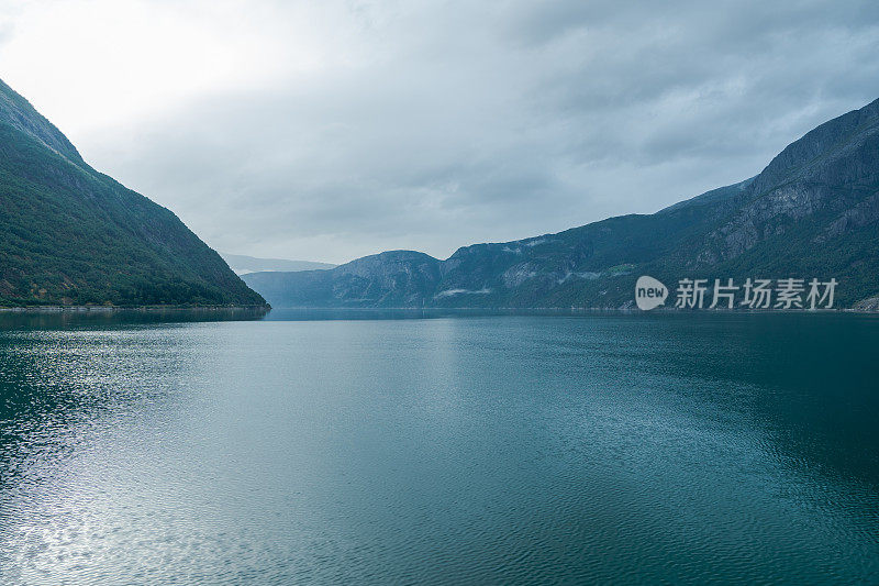 宁静的峡湾景色在挪威阴天