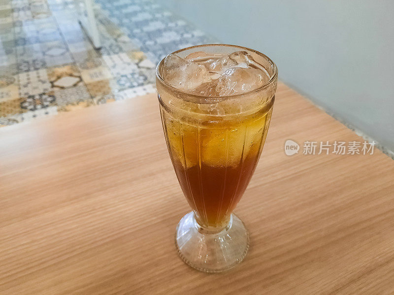 新鲜的茶冰在玻璃杯里。杯子里有新鲜的冰茶。饮料菜单。