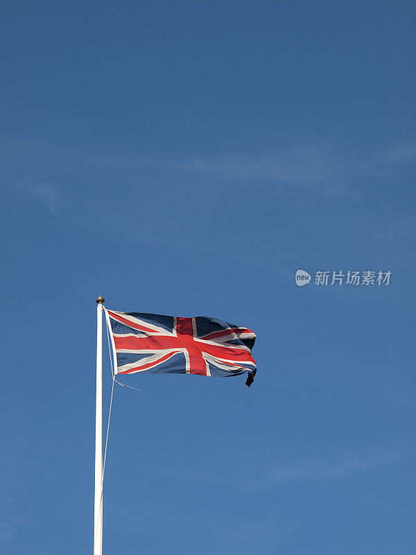 蓝天下飘扬的英国国旗