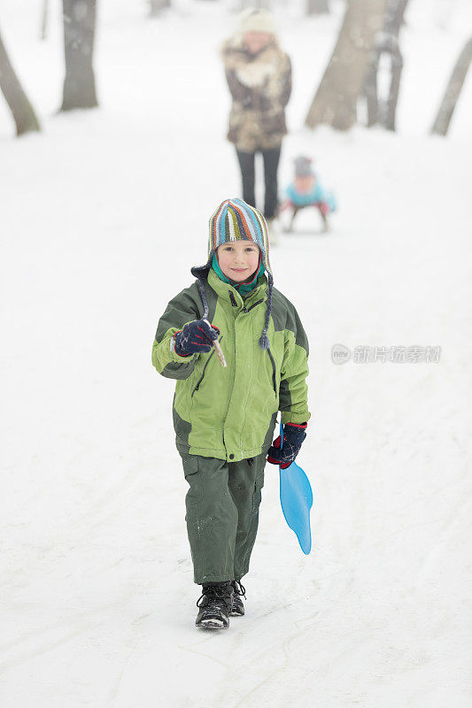 男孩在雪地上奔跑