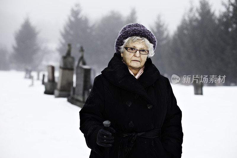 冬日墓地里的老妇人
