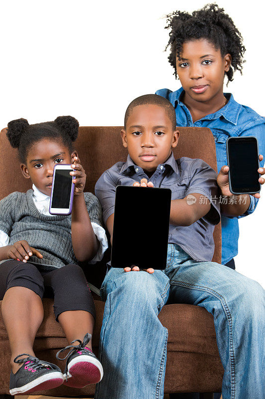 非裔美国母亲和她的孩子使用手机
