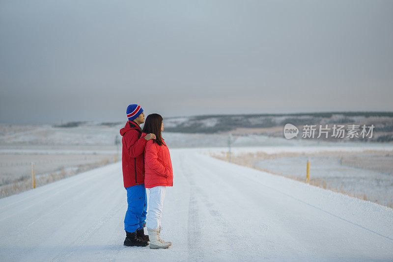 夫妇望向远方