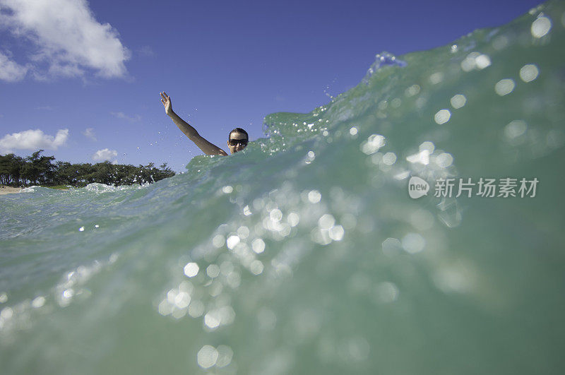 在海浪中戏水的女人。