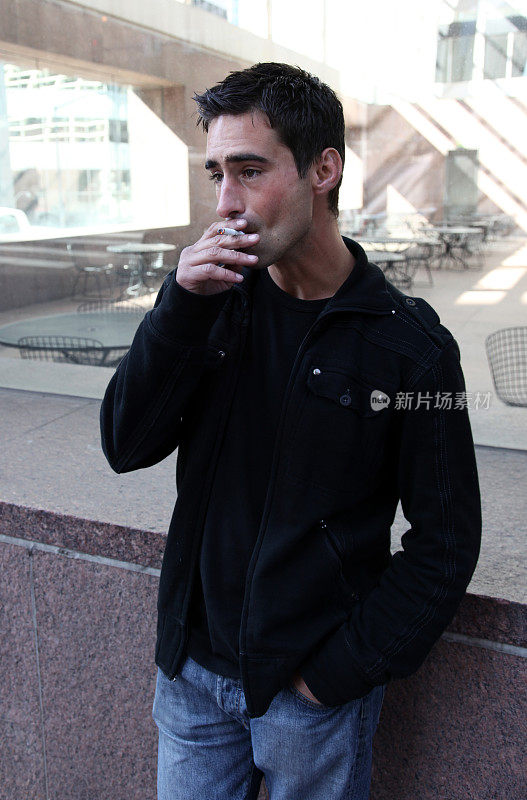 吸烟的年轻人
