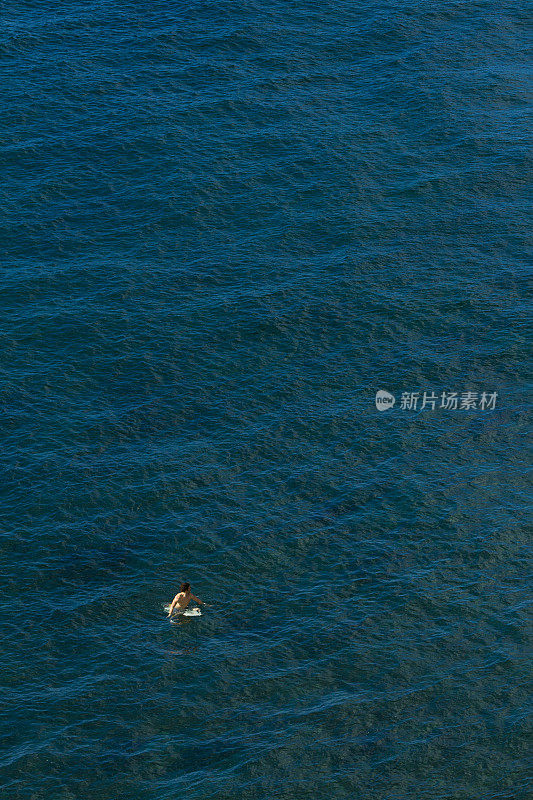 海上孤独的冲浪者。