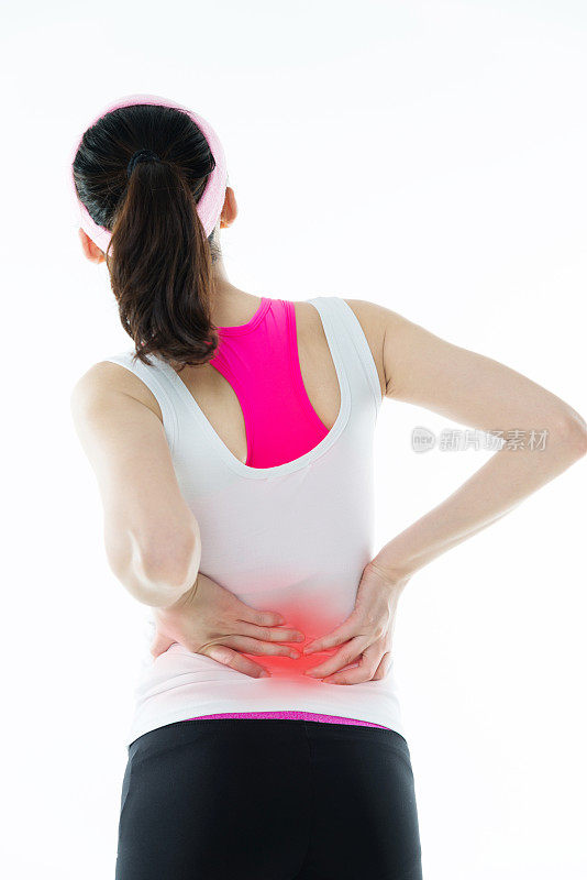 一位背部疼痛的年轻亚洲女性