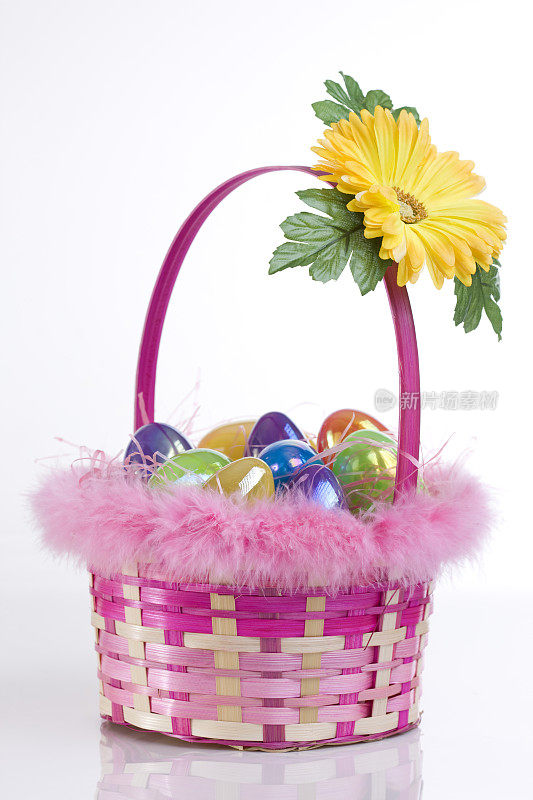 篮子装满了彩色的复活节彩蛋在白色，复制空间