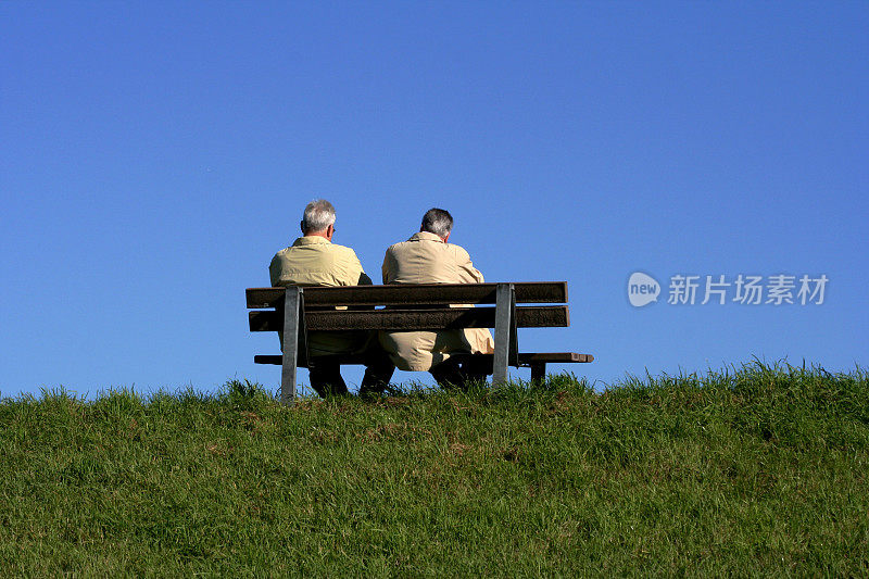 一对老年夫妇正在享受秋天的天气