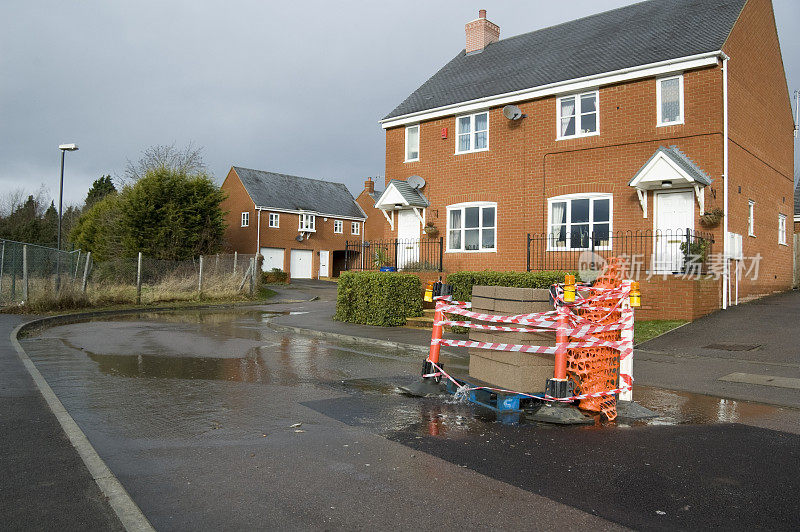 英国一条街道的主水管爆裂，洪水泛滥