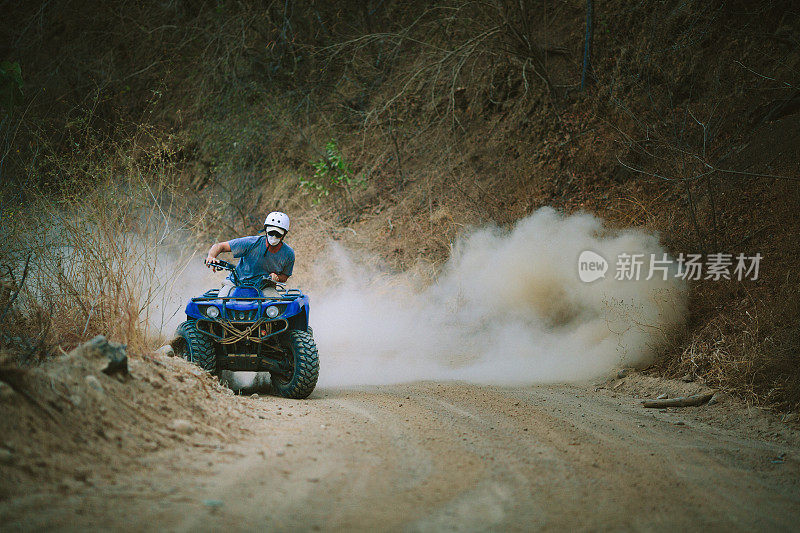 在哥斯达黎加驾驶4x4