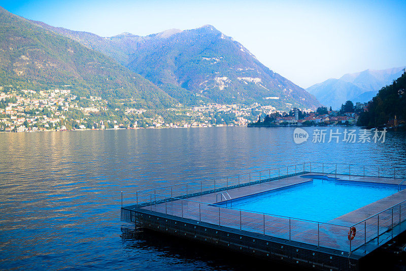 意大利科莫湖上的漂浮游泳池