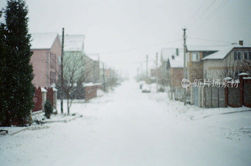 街上飘着蓬松的雪