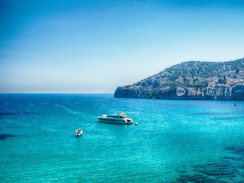 马略卡岛的小船和蓝色的大海