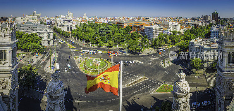 马德里广场西班牙国旗屋顶城市全景西班牙