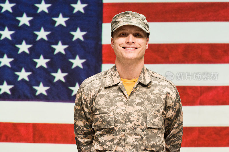 一个军人站在美国国旗前