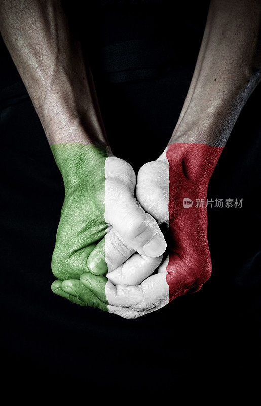 意大利国旗在拳头上