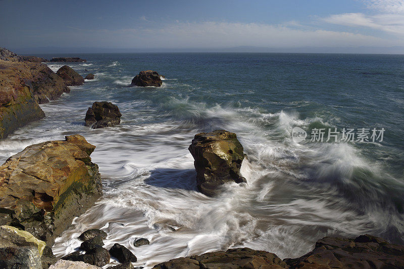 海浪冲击着海岸岩石