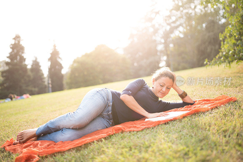 在公园里看书的女人