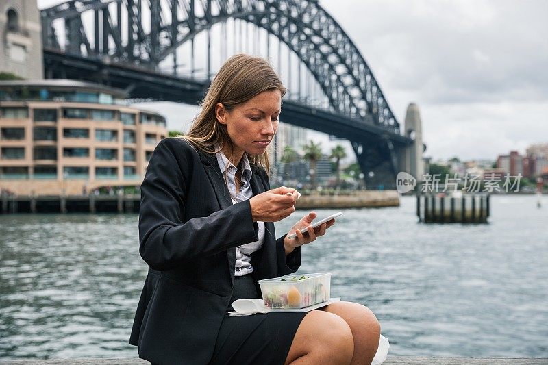 成年女商人在悉尼吃沙拉休息
