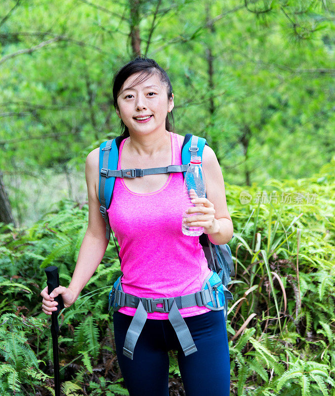 亚洲女性徒步旅行者饮用水