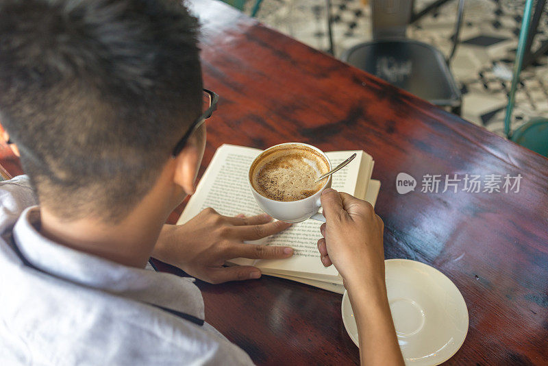 亚洲男人在空闲时间喝咖啡