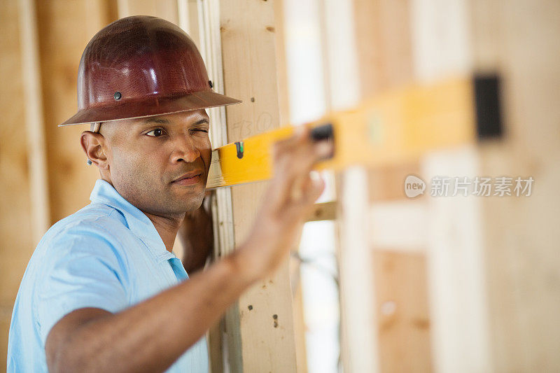 男性建筑工人在现场测量水平