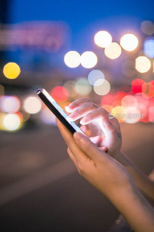 晚上在街上使用手机
