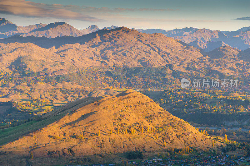 新西兰皇后镇壮观的山峰全景