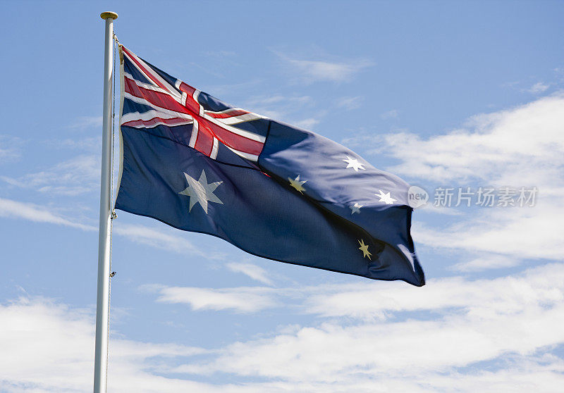 蓝天下飘扬的澳大利亚国旗