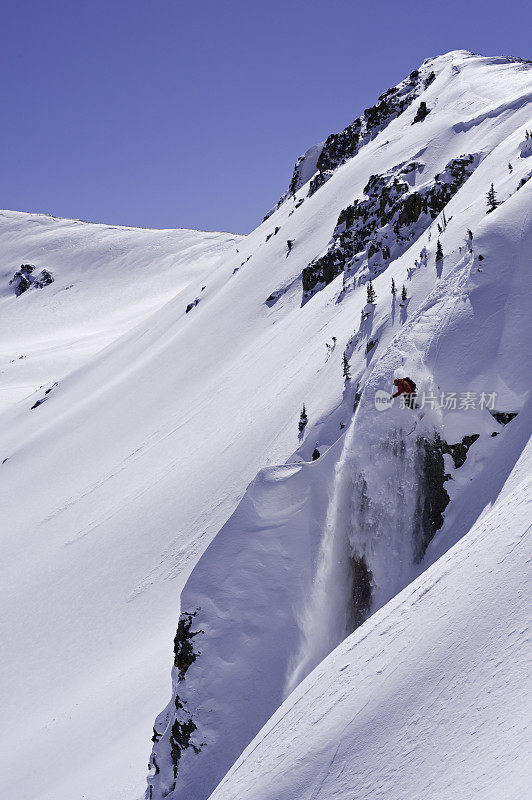 极速滑雪者从大陡峭的悬崖在Backcountry山脉