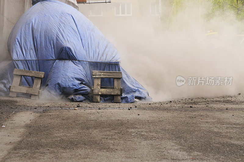 尘土飞扬的街道