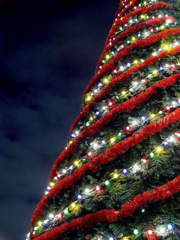 抽象的圆锥圣诞树装饰灯