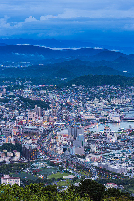 日本长崎佐世保市中心夜晚的天际线。