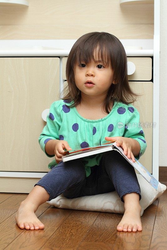 日本女孩在看图画书(1岁)