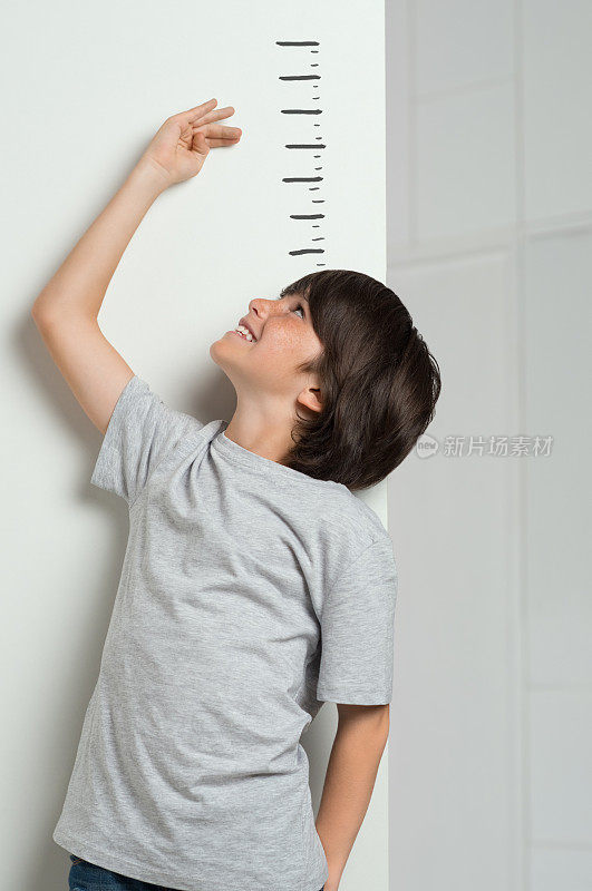 男孩测量他的身高